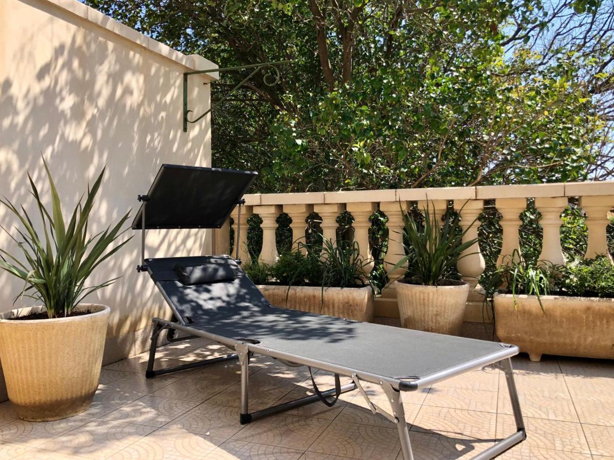 Cote Jardin Est Un Spacieux Et Lumineux T3, Entierement Renove, A 2 Pas De L'Herault Et A 10Min Du Bord De Mer Proche Du Centre Historique Et Du Fabuleux Chateau Laurens, Vous Apprecierez Le Calme De Sa Belle Terrasse Et La Vue Superbe Sur Le Jardin Agde Exterior photo